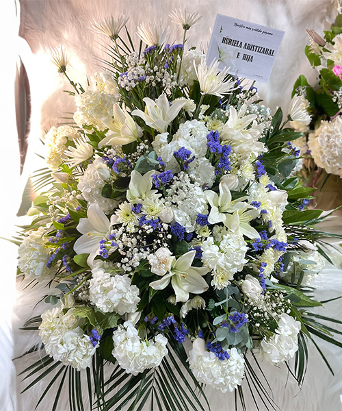 Ramo fúnebre en abanico, arreglo Floral para funerales elegante y respetuoso - Ref. 6