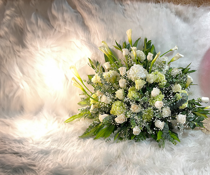 Ramo fúnebre en forma de abanico, elegante arreglo floral para funerales y condolencias - Ref. 1 - 133