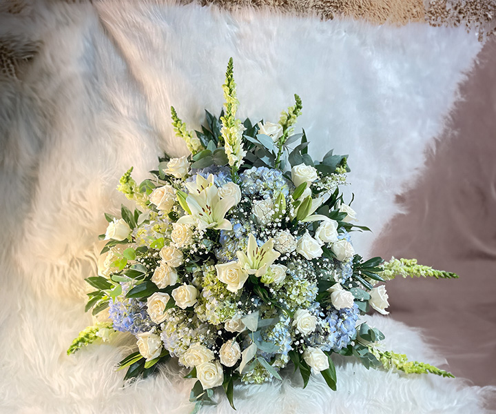 Arreglo floral para funeral en abanico – Ramo fúnebre elegante de condolencias - Ref. 2 - 134