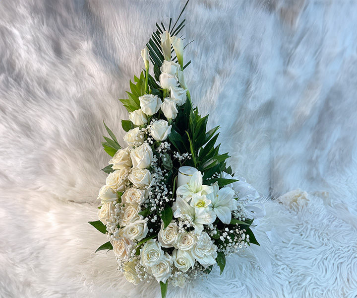 Arreglo floral para funeral en abanico, flores de condolencias como homenaje de amor - Ref. 5 - 136