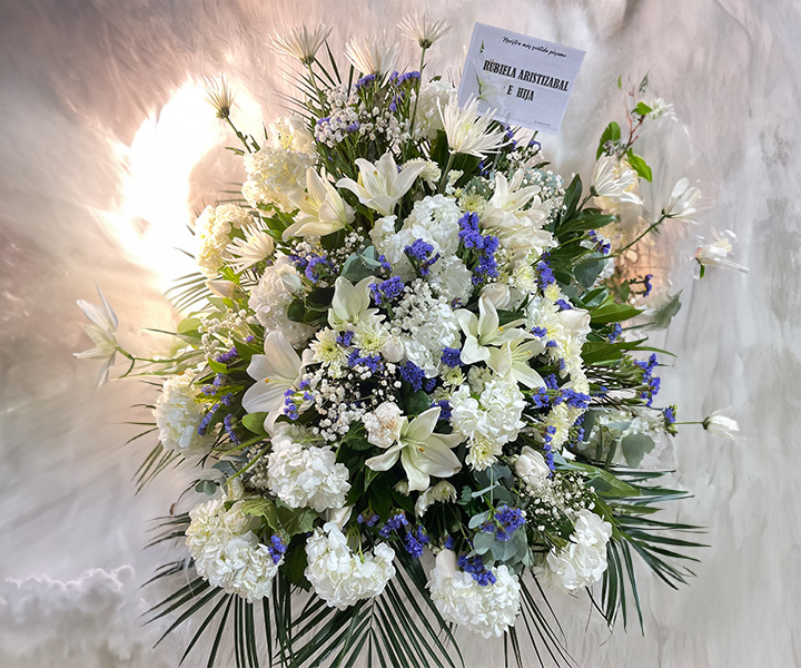 Ramo fúnebre en abanico, arreglo Floral para funerales elegante y respetuoso - Ref. 6 - 137