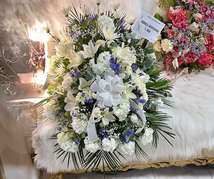 Ramo fúnebre con flores frescas en forma de  abanico, homenaje respetuoso para funerales - Ref. 8 - 138