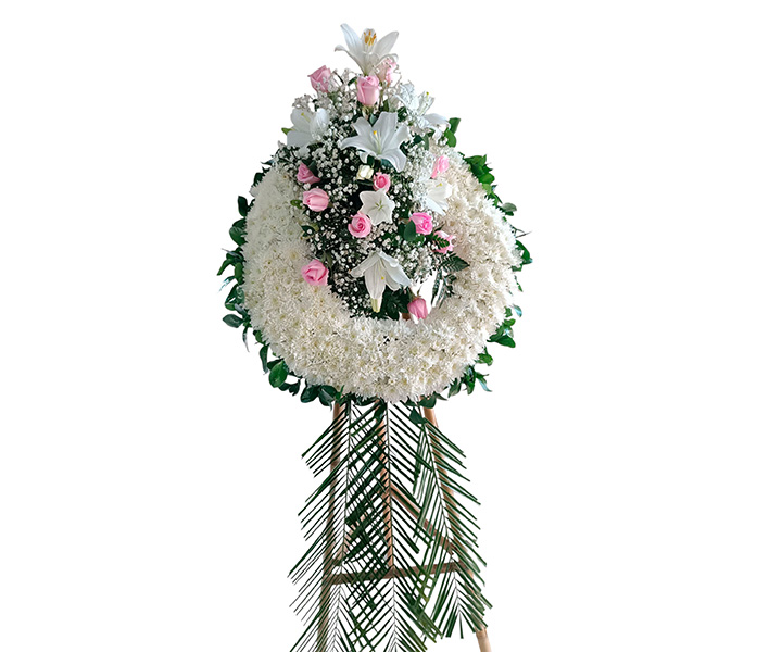 Corona fúnebre en caballete con rosas y lirios, arreglo Floral para Condolencias Ref. 18 - 224