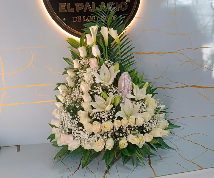 Ramo Fúnebre Elegante con Flores Blancas, detalle religioso Ref. 21 - 229