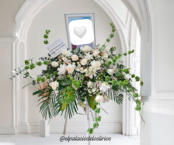 Corona Fúnebre en Caballete con Rosas Blancas Ref. 22 - 227