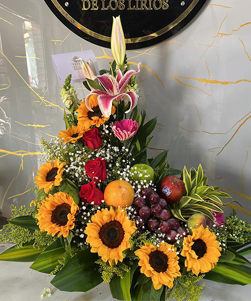 Arreglo de flores con frutas ref. frutal primaveral