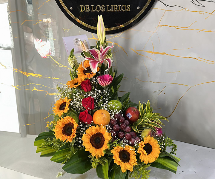 Arreglo de flores con frutas ref. frutal primaveral - 320
