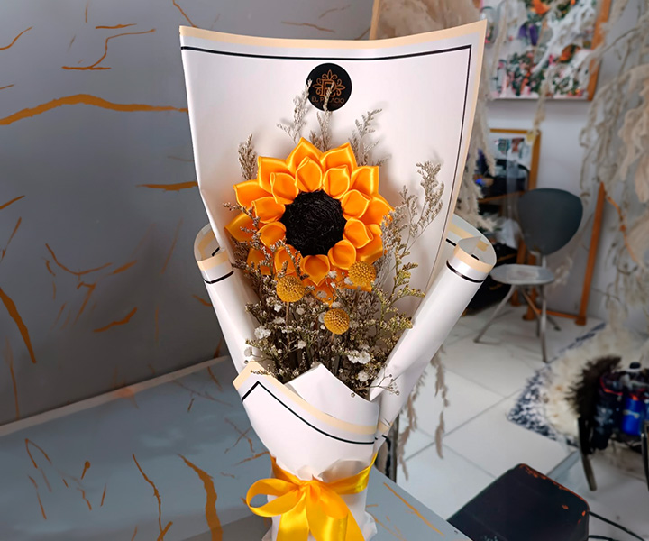 Arreglo de girasol eterno en papel blanco - 249