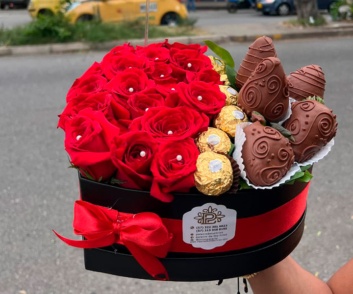 Caja de flores y chocofresas ref. corazón dulce de mamá - 282