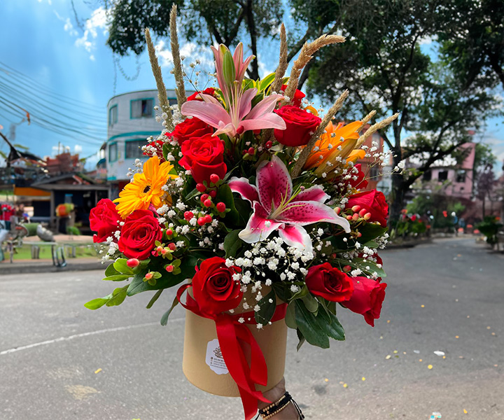 Caja de flores para el dia de la madre ref. Primavera en el Corazón de Mamá - 300