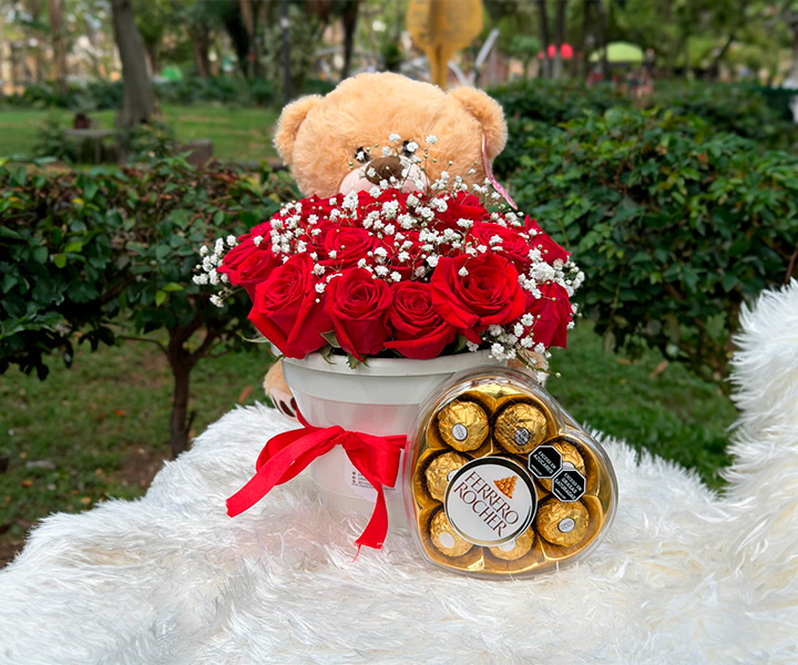 Caja de flores y chocolates ref. caricias de mamá - 283