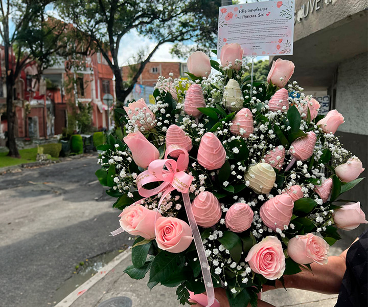 Ramo de flores y chocofresas para el dia de la madre ref. Dulce Latido de Amor - 306