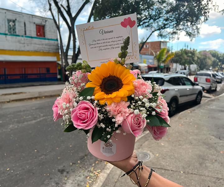 Caja de flores para el dia de la madre ref. Luz y amor de mamá - 314