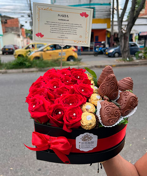 Caja de flores y chocofresas ref. corazón dulce de mamá