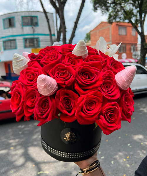 Caja de flores para el dia de la madre ref. Delicias de amor eterno