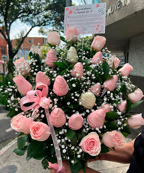 Ramo de flores y chocofresas para el dia de la madre ref. Dulce Latido de Amor