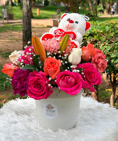 Caja de flores para el dia de la madre ref. abrazo de primavera