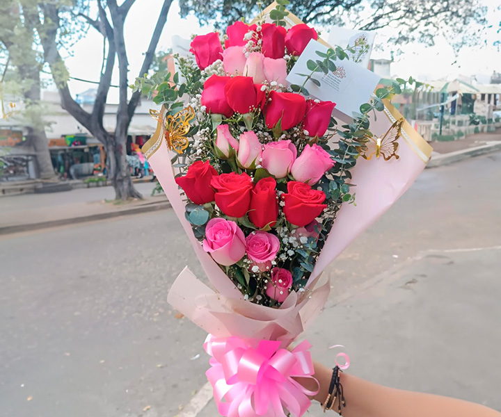 Ramo de rosas rojas y rosadas - 252