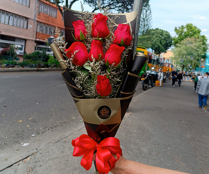 Ramo susurro de 7 rosas rojas - 253