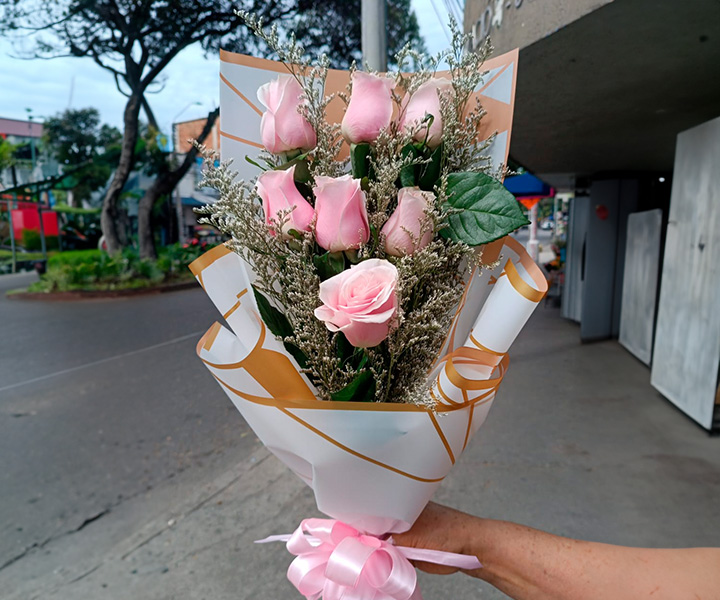 Ramo susurro de 7 rosas rosadas - 254